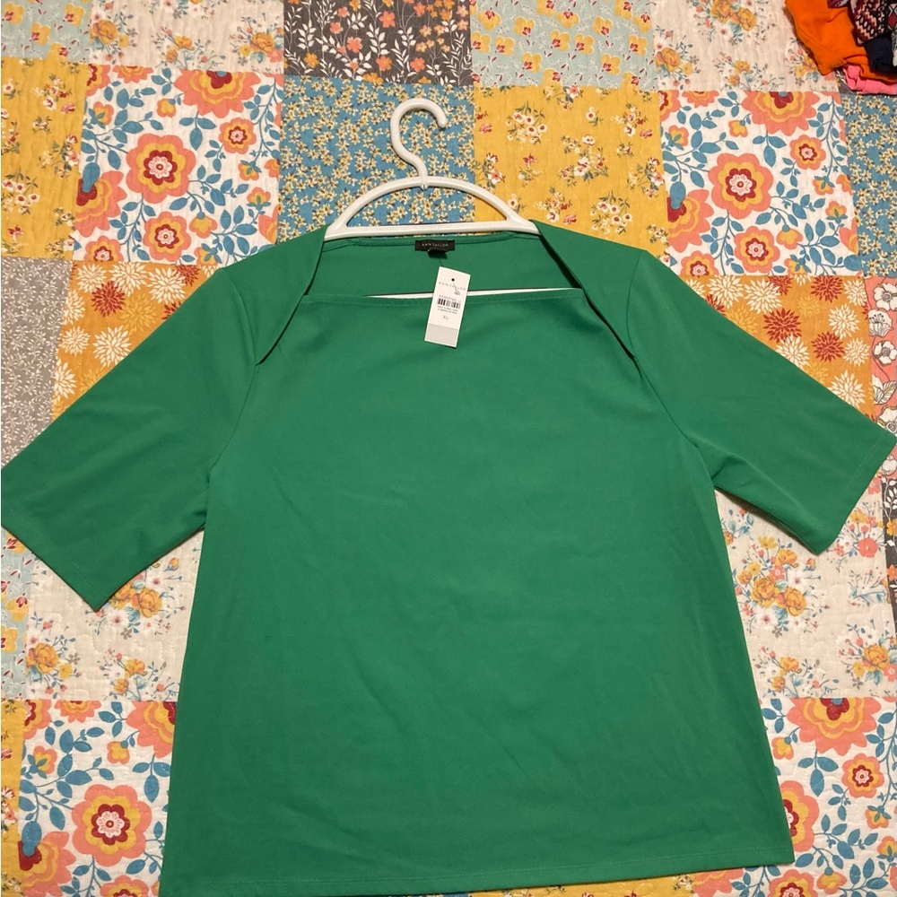 Ann Taylor envelope boat neck shirt. Stretch Kelly Green XL